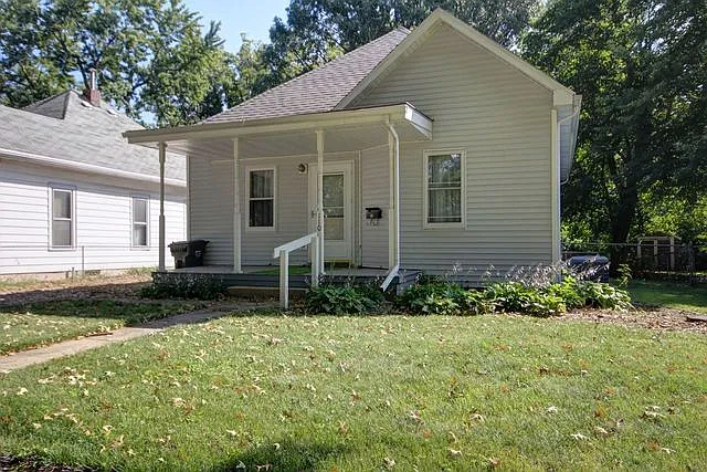110 S Poplar St photo 1
