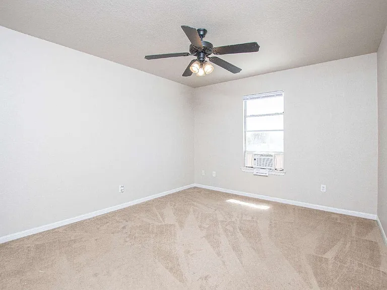 402 Deloris Dr — Photo 16