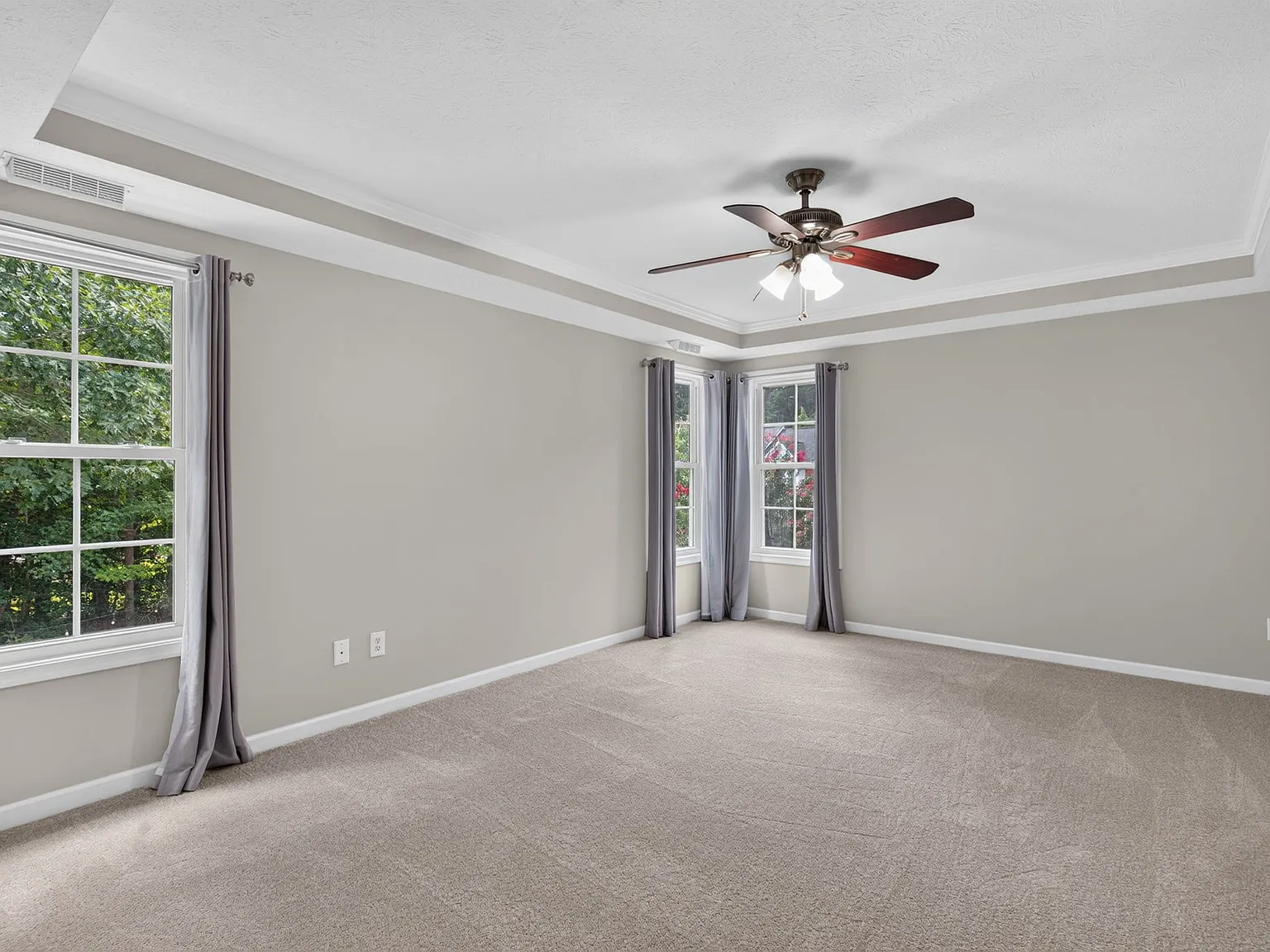 4 bed, 2.5 bath, 2550 sqft, $3,200 — Photo 3
