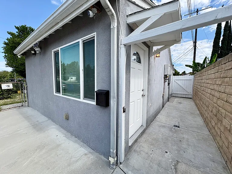 18634 Welby Way — Photo 3