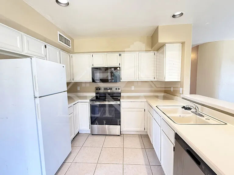 1425 E Chicago Cir — Photo 11