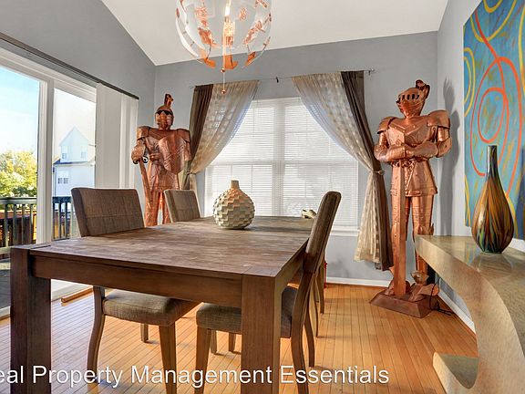 3rd image of 105 Persimmon Cir