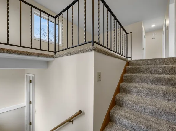 2221 82nd St W, Bloomington, MN 55431