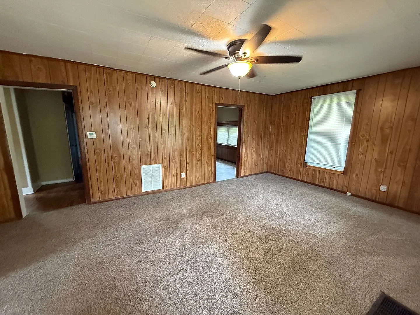 Large 3 Bed 1 bath home with detached Garage! — Photo 4