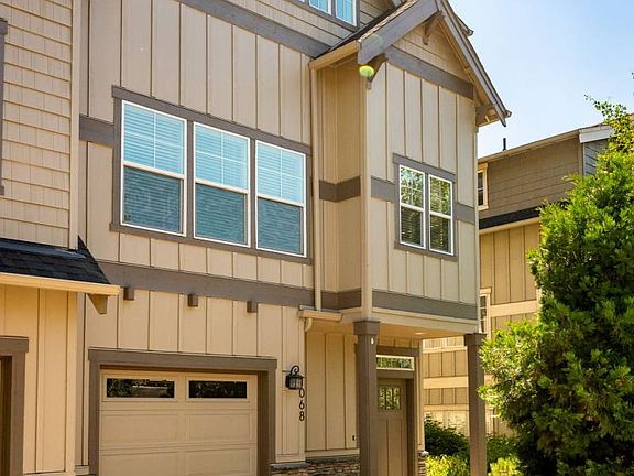 2nd image of 1068 SE Leonel Ln