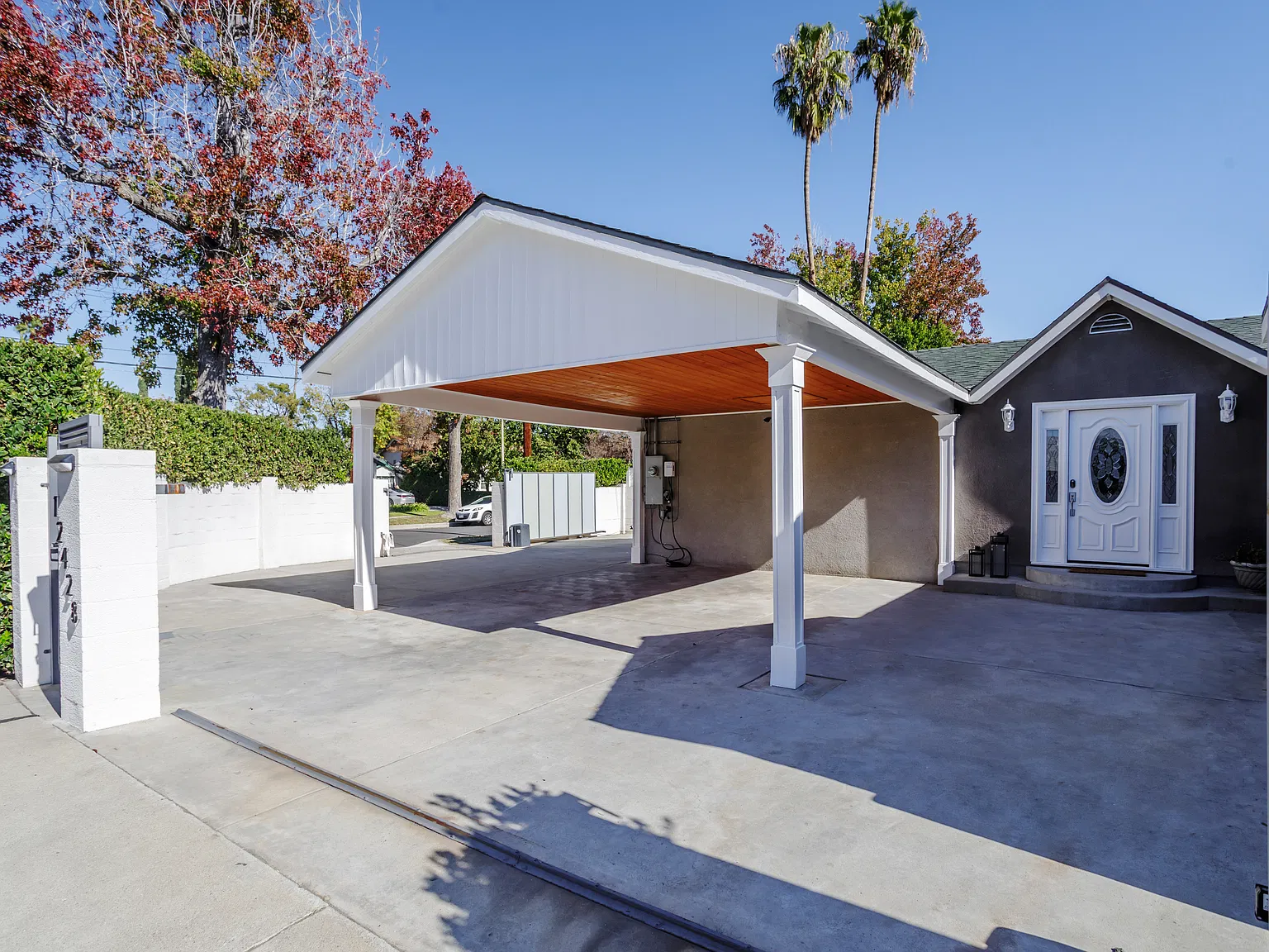 5 bed, 2600 sqft, $9,599 — Photo 4