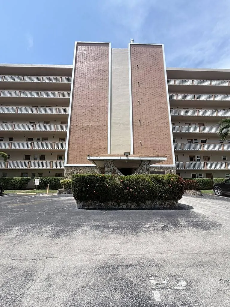 2 bed, 2.0 bath, 1092 sqft, $2,400 — Photo 2