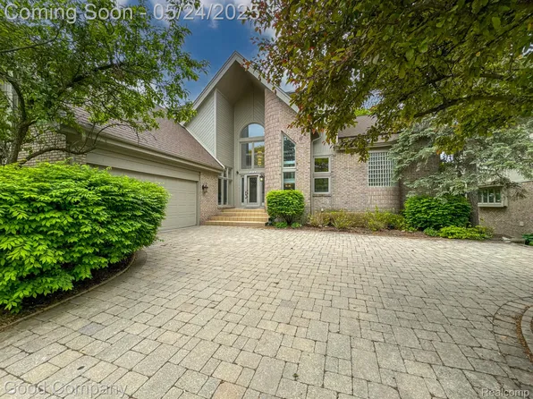28036 Hickory Cir, Farmington, MI 48331