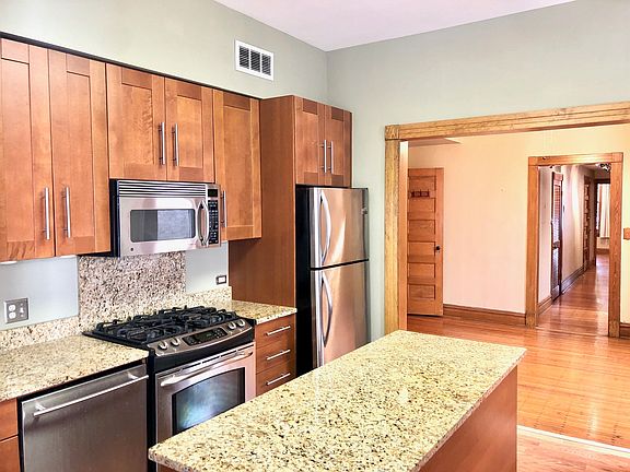 2nd image of 505 W Fullerton Pkwy APT 2