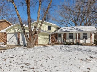 997 Camelot Dr, Crystal Lake, IL 60014