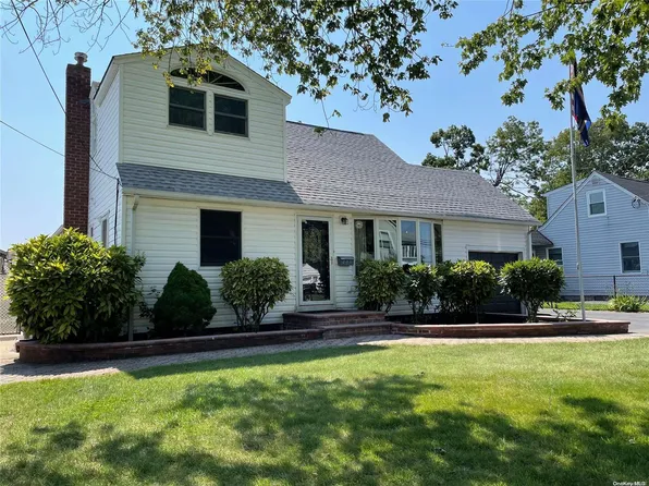 475 N Putnam Avenue, Lindenhurst, NY 11757