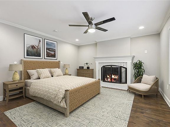 4th image of 2445 Woodridge Dr