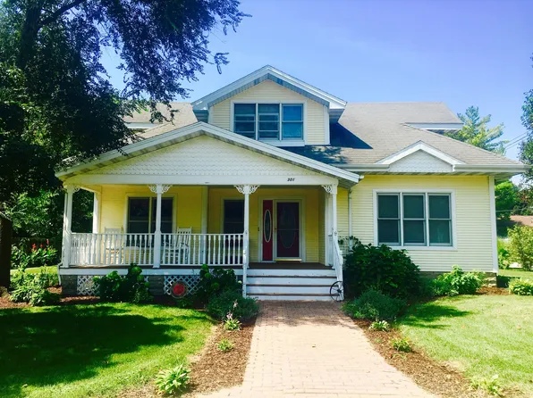 301 S 2nd St, Cissna Park, IL 60924