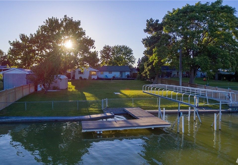 1st image of 2127 W Lakeside Dr