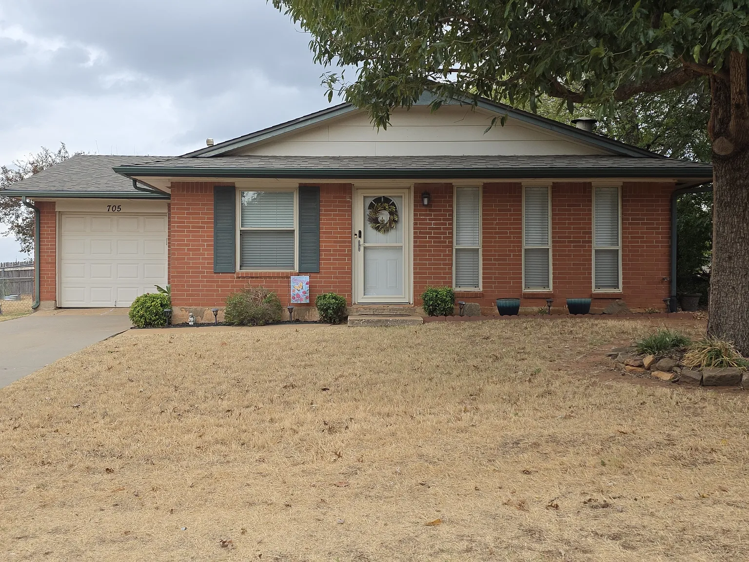 3 bed, 1.5 bath, 1044 sqft, $1,450 — Photo 1