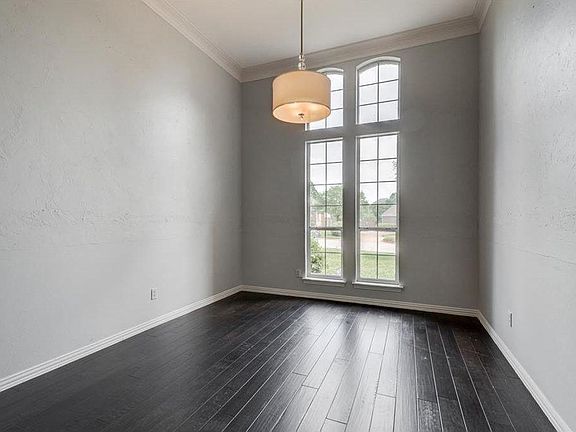 4th image of 906 Chimney Hill Trl