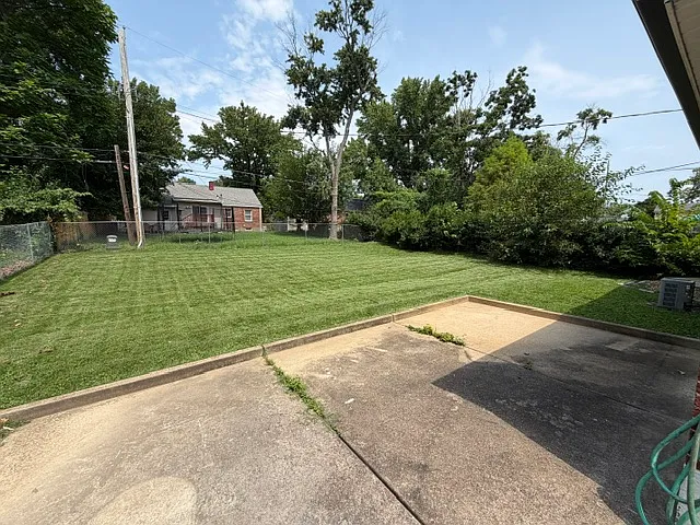 good size back yard, fenced