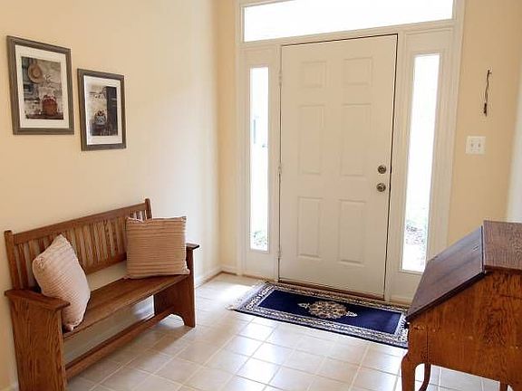 Open Foyer w/Ceramic Tile