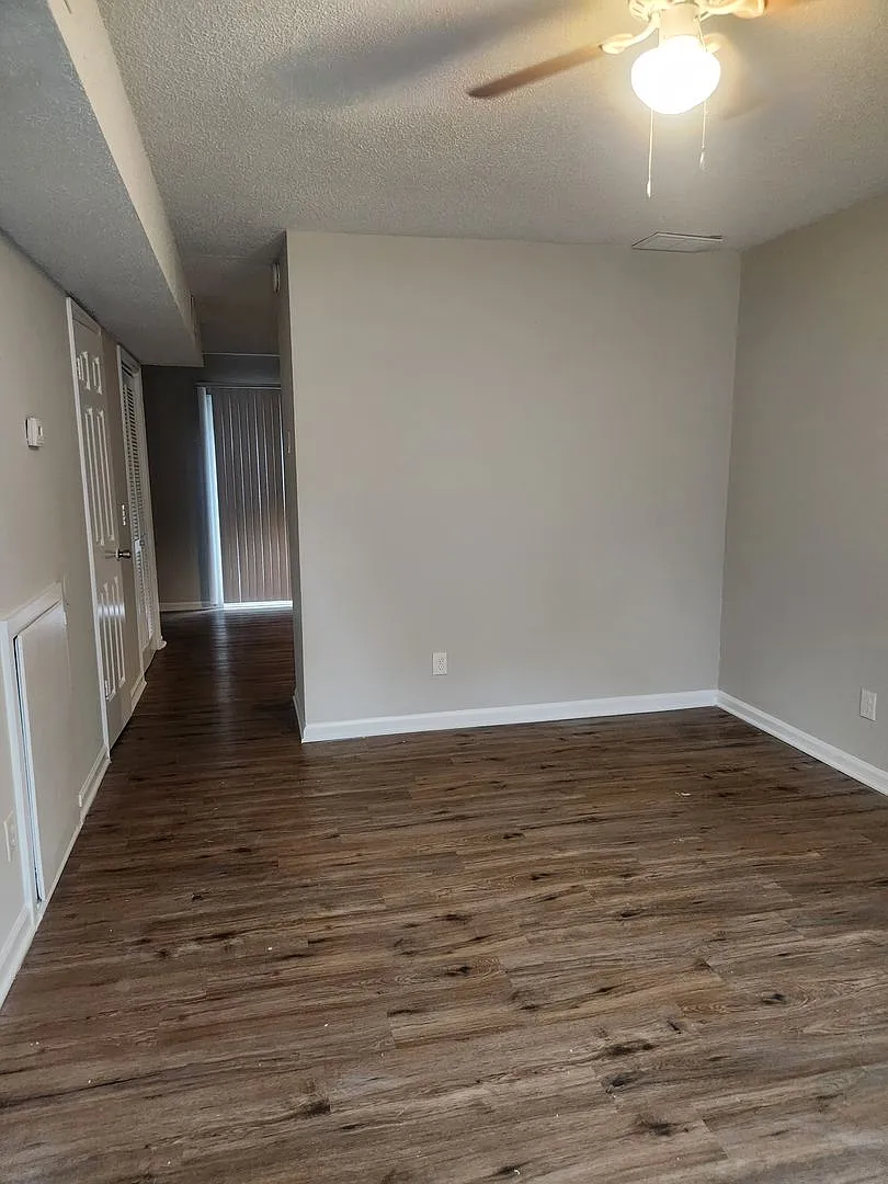 Charming 2 Bedroom 1 Bath — Photo 1