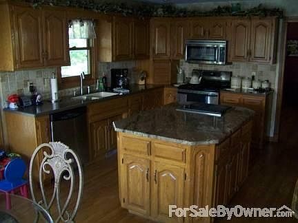 Corian Countertops/Sink
						:
						& Granite on Island