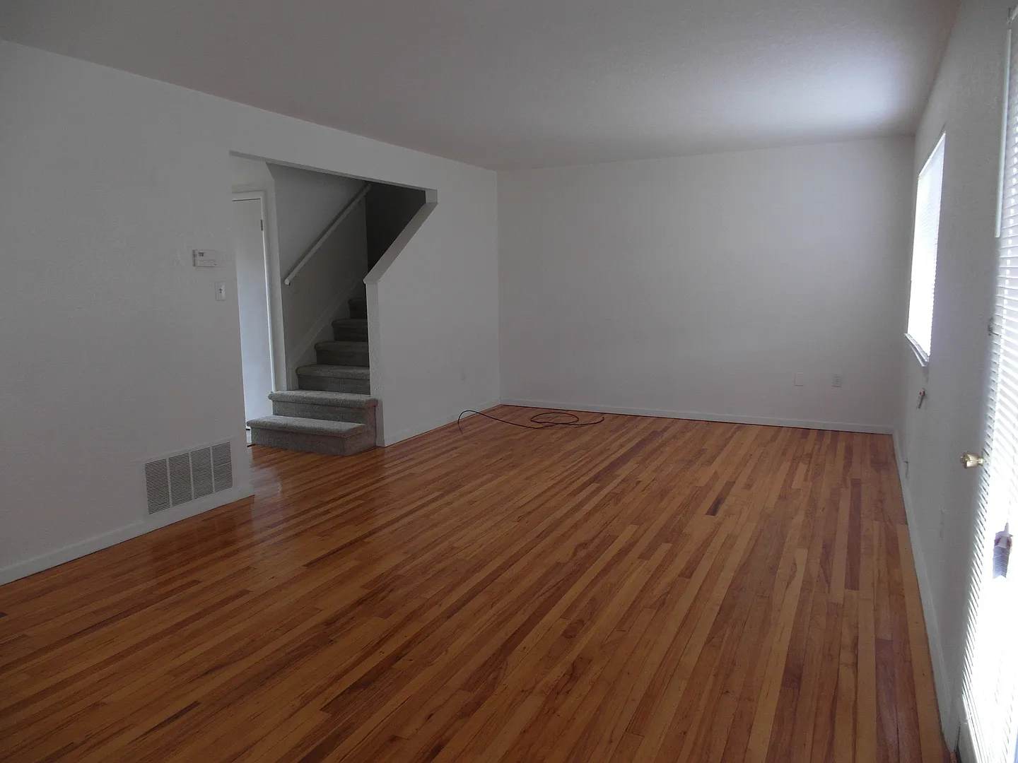 3 bedroom, 1.5 bathroom duplex with Central air — Photo 4