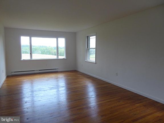 5th image of 492 W Kings Hwy