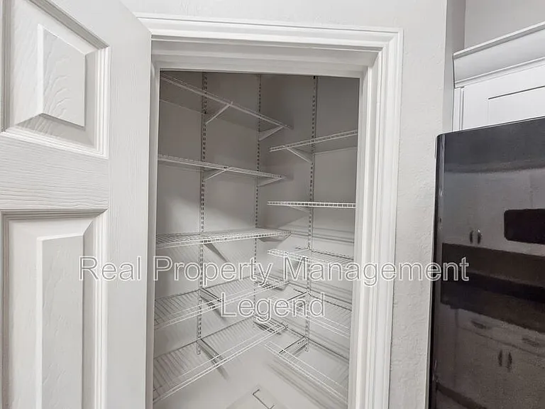 3211 Roundtree Ln — Photo 9
