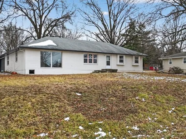 1220 N Leeview Cir, Olathe, KS 66061