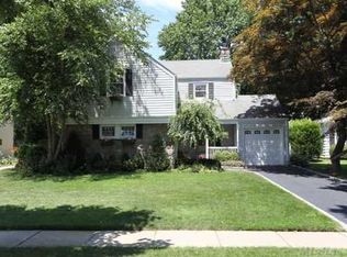 61 Huntington Rd, Garden City, NY 11530