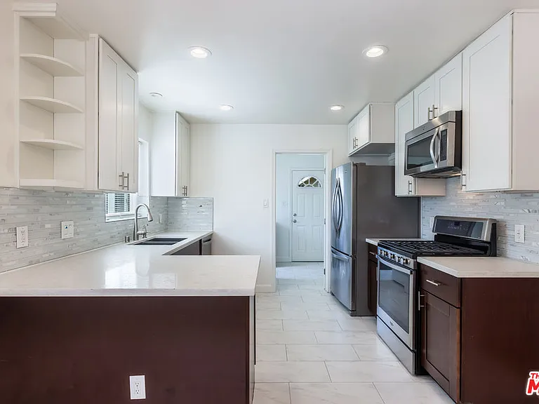 1561 Hazelwood Ave — Photo 3