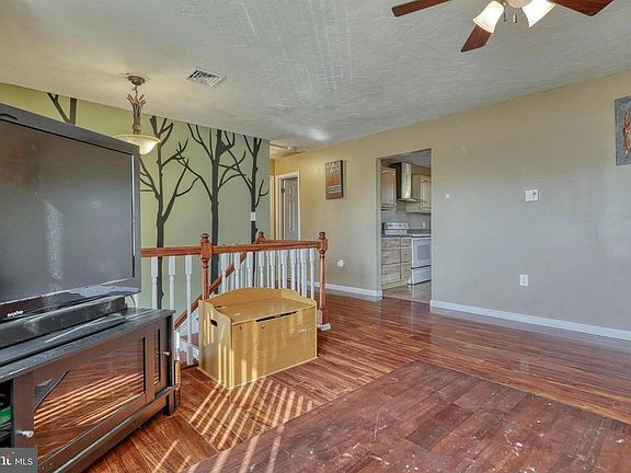 4th image of 7 Longstreet Dr