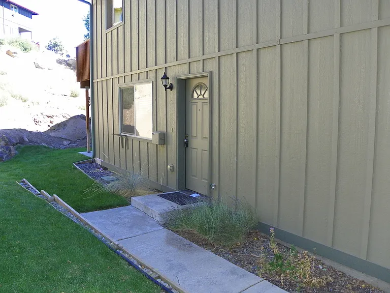 1431 NE Lucinda Ct — Photo 3