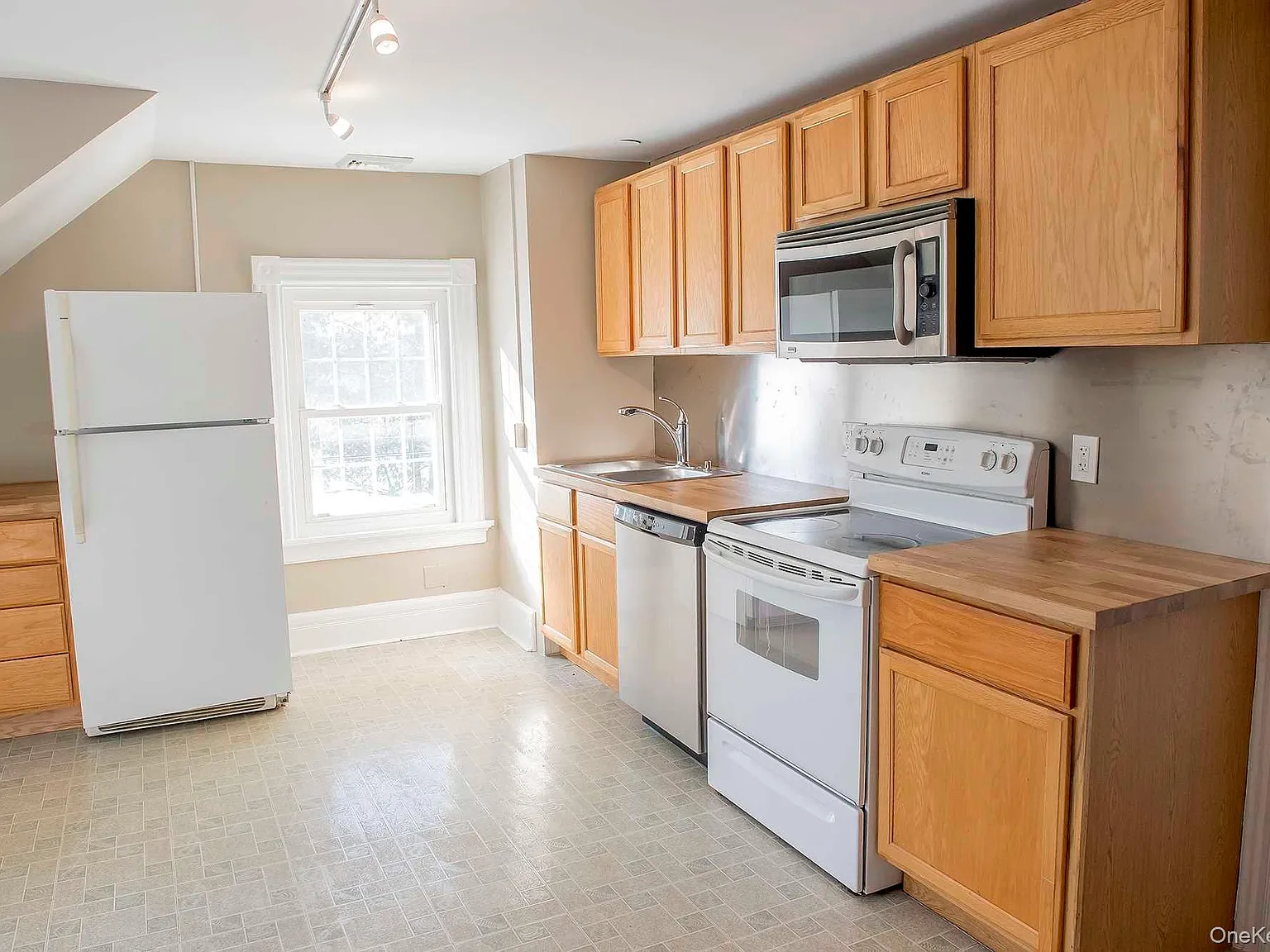 2 bed, 1.0 bath, 2000 sqft, $2,600 — Photo 2