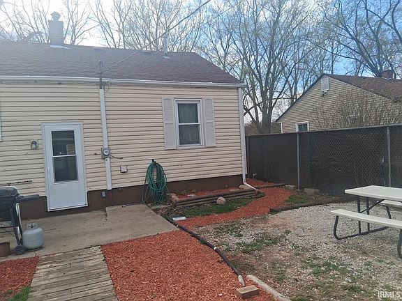 2nd image of 3825 Taft St