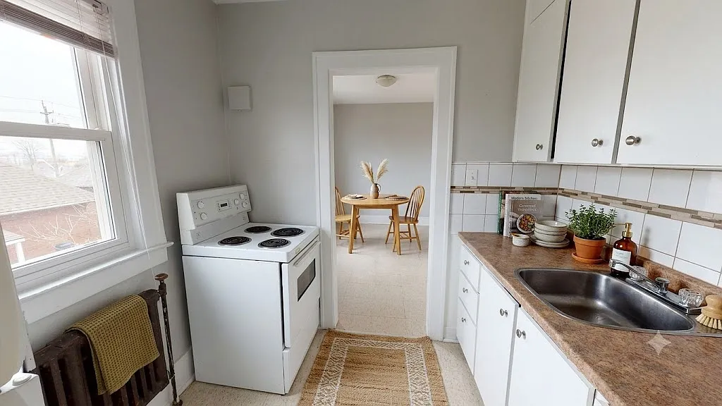 1290 Ouellette Ave — Photo 2