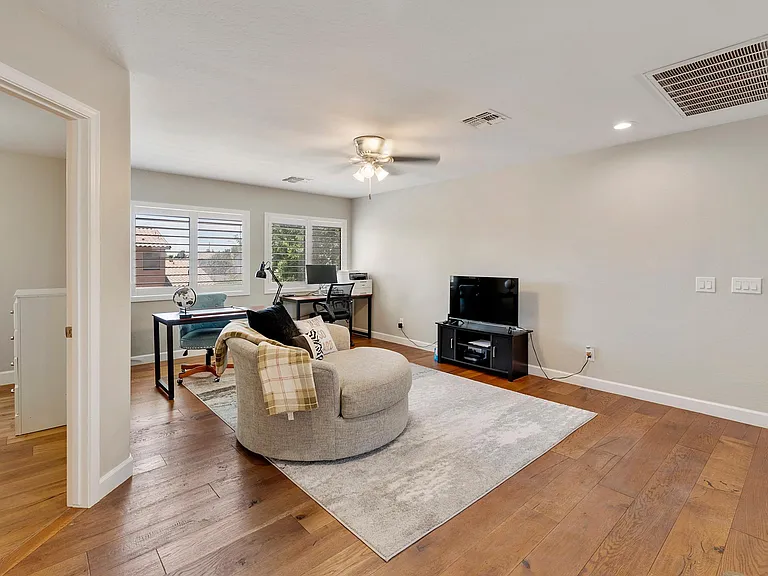 1425 E Morelos St — Photo 26