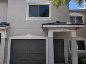 280 Crestwood Cir, Royal Palm Beach, FL