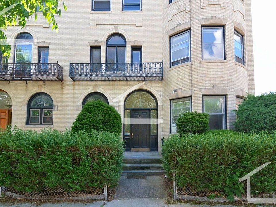 1st image of 923 Beacon St APT 3