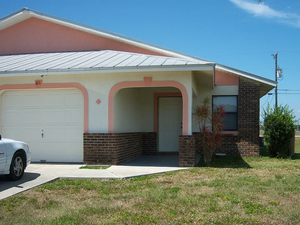 611 SW 3rd Ter