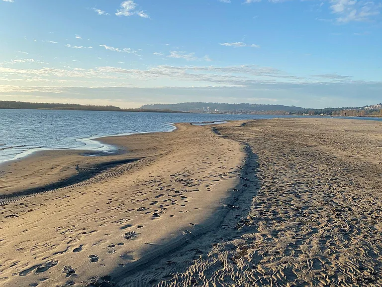 2 minute drive to local beach on Columbia River.