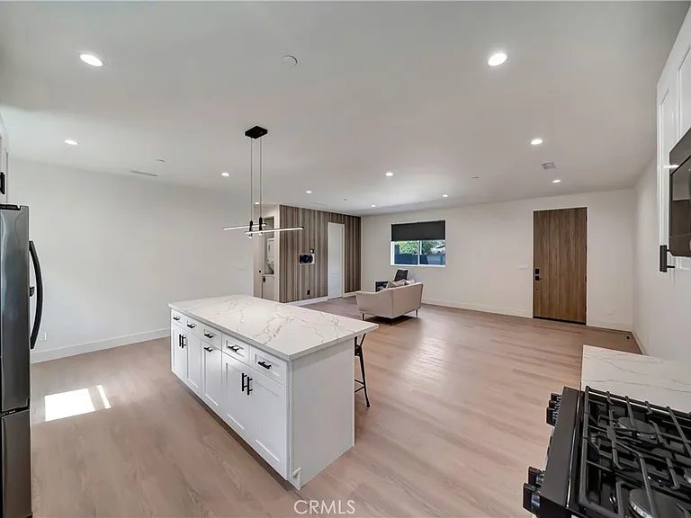 19145 Keswick St — Photo 19