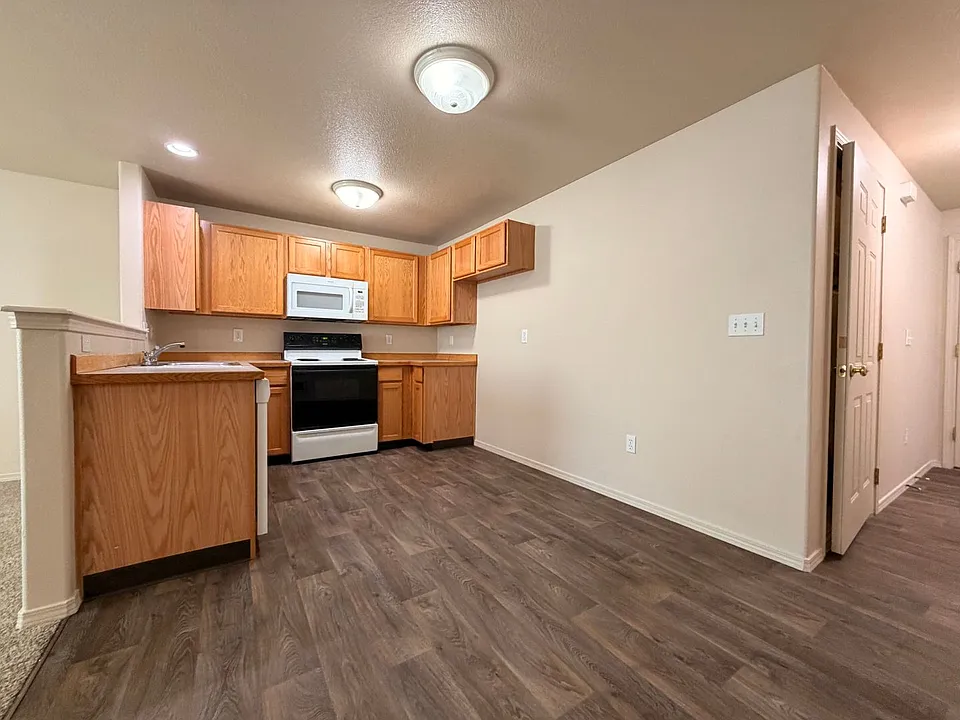 2561 NW Cedar Ave #1