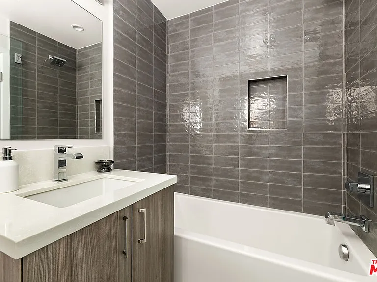 1434 1/2 S Sycamore Ave — Photo 16