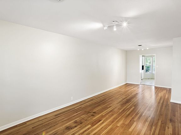 5th image of 3219 Oakleaf Dr