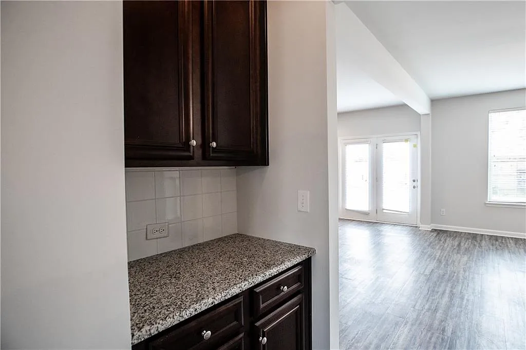 Building Photo - 5410 Mirror Lake Dr