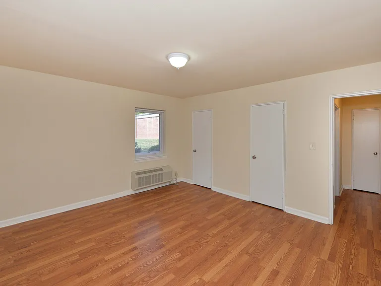Cameron Apartments — Photo 18
