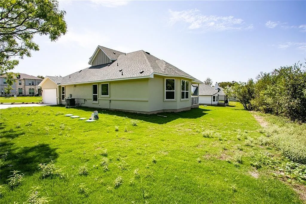 3 bed, 3.0 bath, 2391 sqft, $2,499 — Photo 3