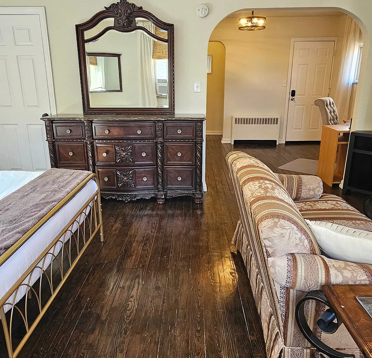 Studio, 700 sqft, $1,250 — Photo 3