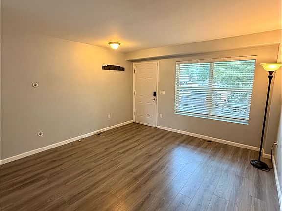 3rd image of 2031 Oakcrest Cir