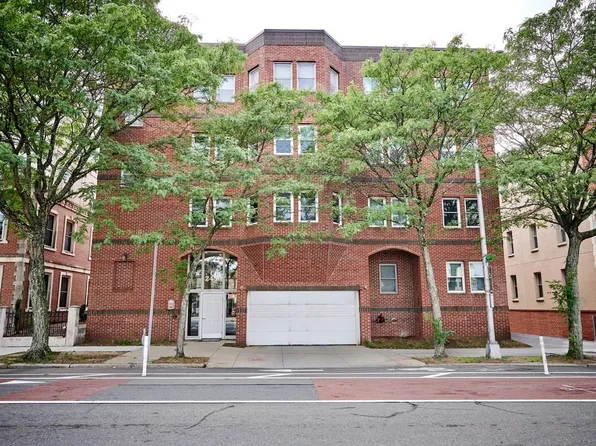 2456 Massachusetts Ave #206, Cambridge, MA 02140